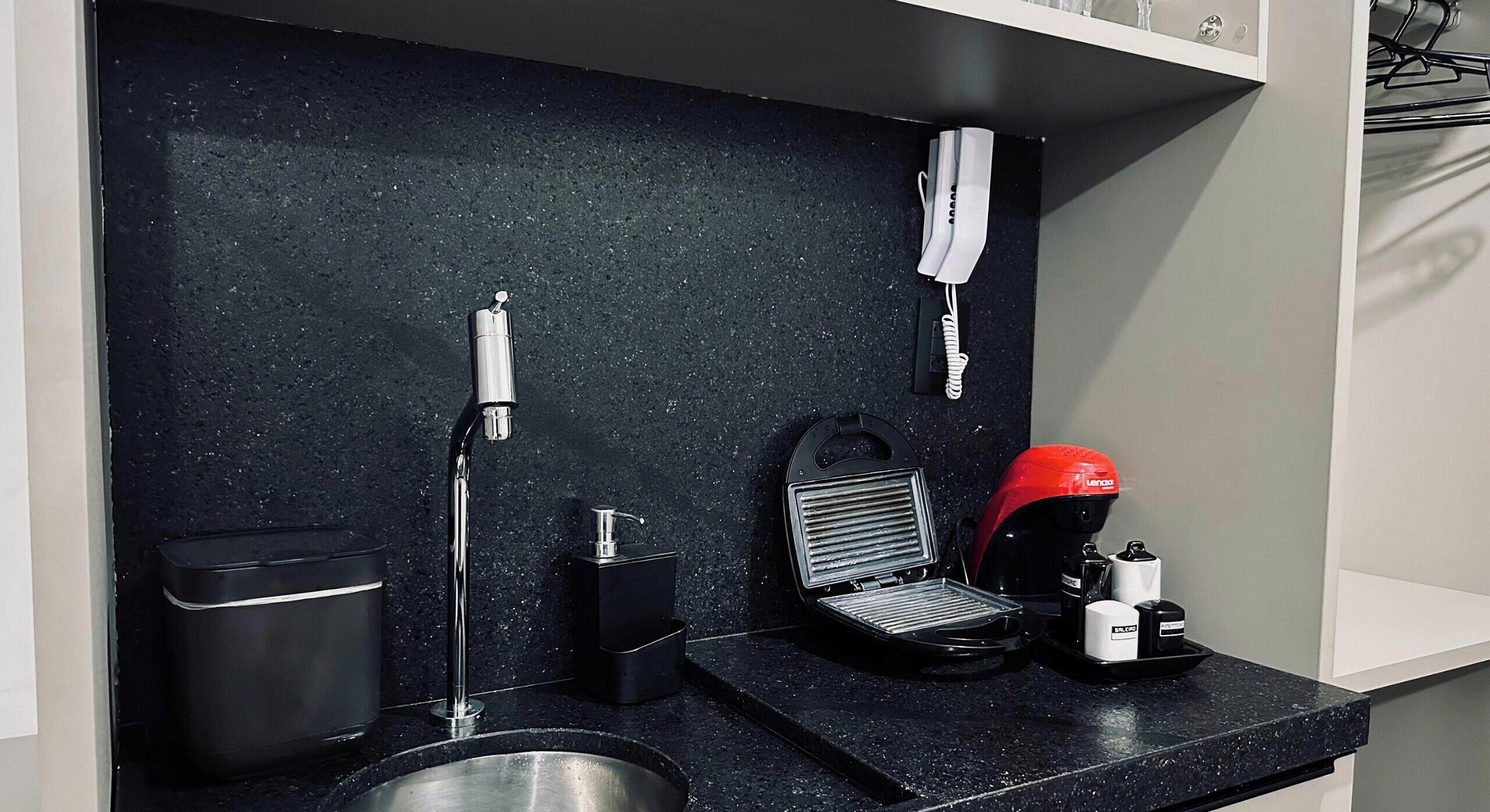 Frigobar, microondas, utensilios de cocina