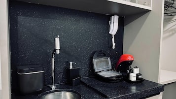 Basic-Apartment | Eigene Küche | Mini-Kühlschrank, Mikrowelle, Kochgeschirr/Geschirr/Besteck