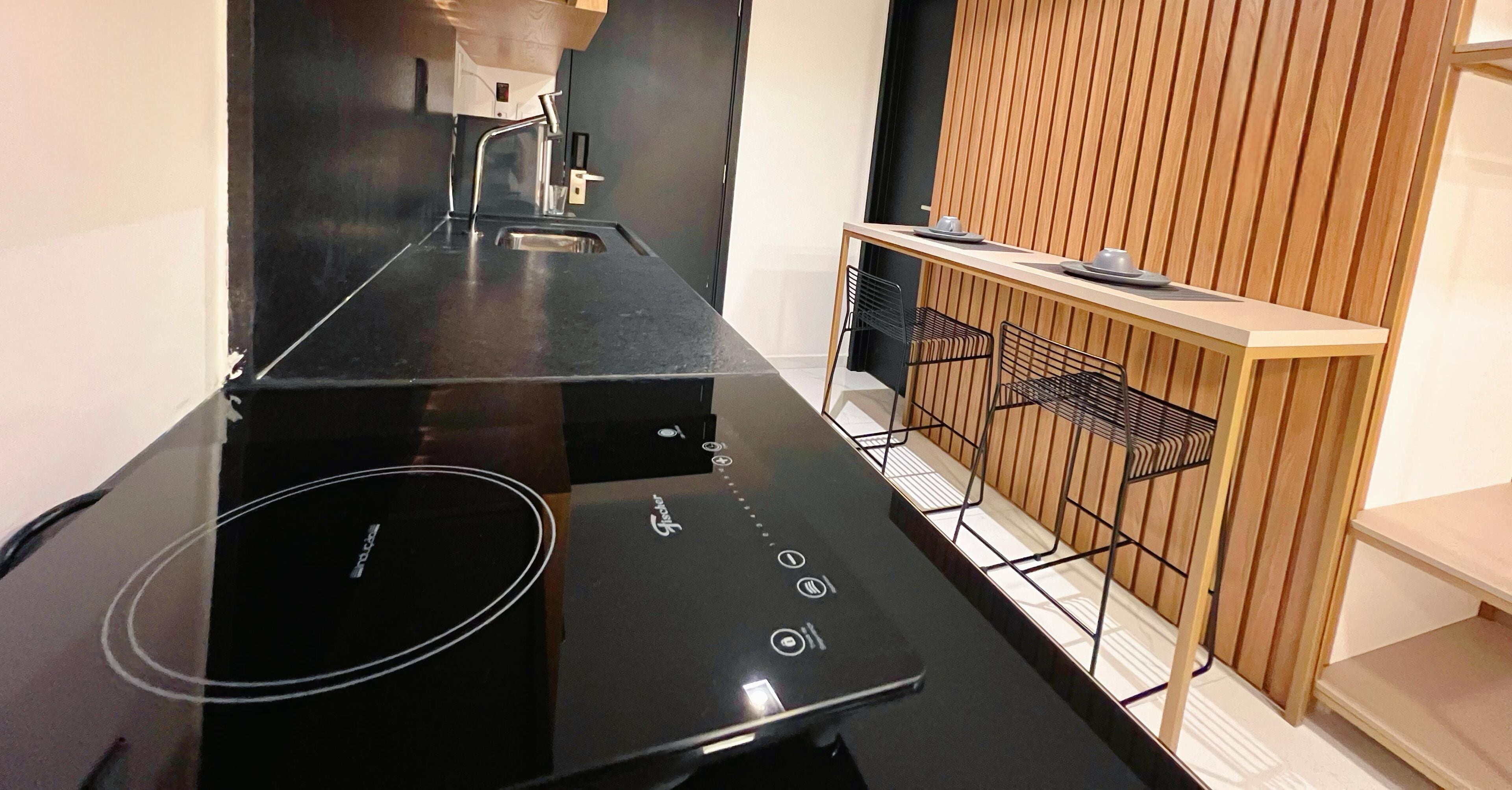 Estudio básico | Cocina privada | Frigorífico pequeño, microondas y utensilios de cocina