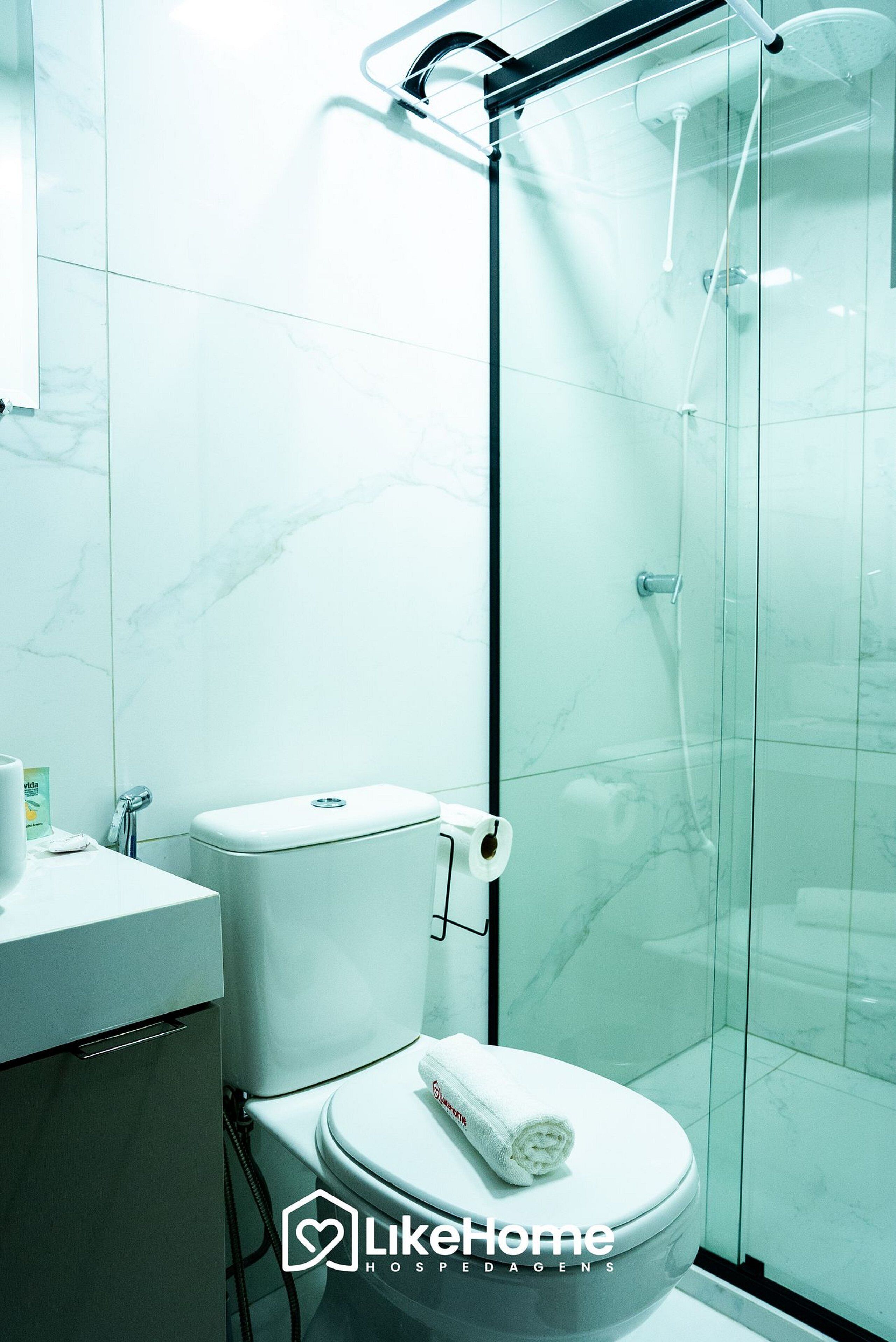 Apartamento Confort | Baño | Ducha, toallas y papel higiénico