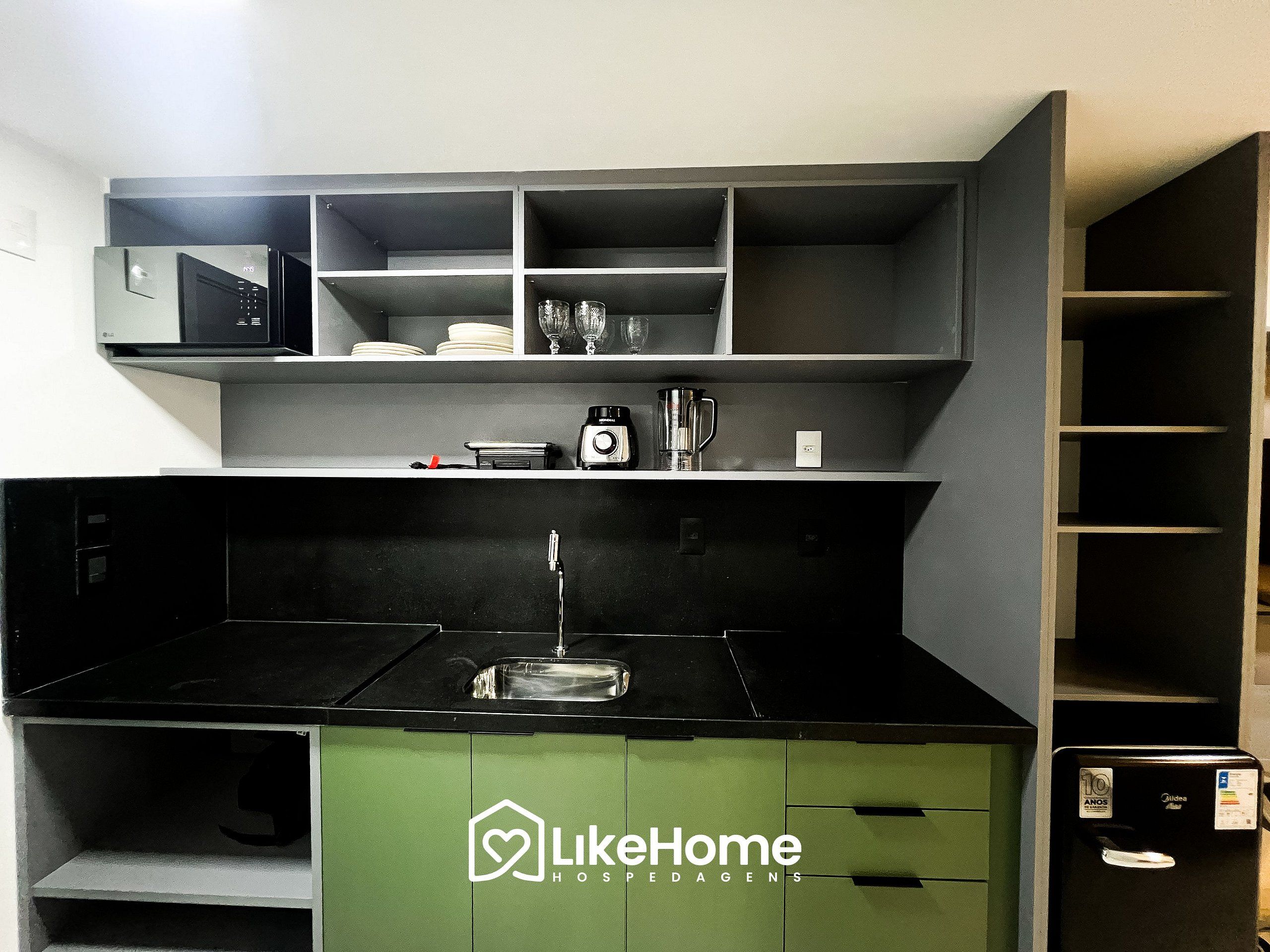 Family Studio | Private kitchen | Mini-fridge, microwave