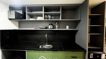 Family Studio | Private kitchen | Mini-fridge, microwave