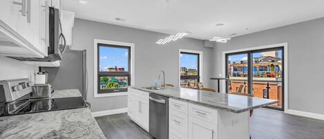 雪櫃、微波爐、焗爐、爐具