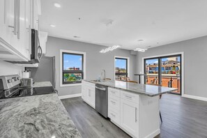 Fridge, microwave, oven, stovetop - Amazing Loft overlook Overlooking DT Port Huron! (Port Huron)