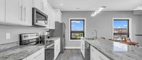 冷蔵庫、電子レンジ、オーブン、コンロ