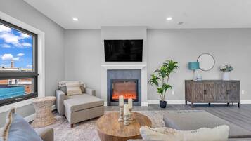 Smart TV, fireplace