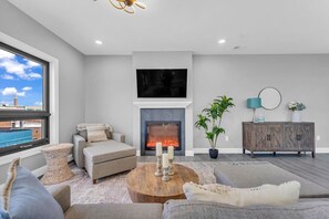 Smart TV, fireplace
