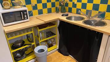 Réfrigérateur, micro-ondes, plaque de cuisson, cafetière/bouilloire