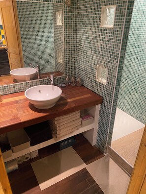 تجهيزات دش، حوض استحمام بنظام ضخ المياه، مجففات شعر، مراحيض شطف