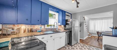 冷蔵庫、電子レンジ、オーブン、コーヒー / ティーメーカー