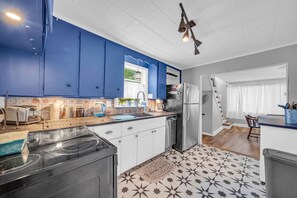 Kühlschrank, Mikrowelle, Ofen, Wasserkocher mit Kaffee-/Teezubehör