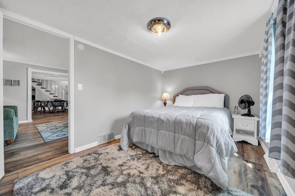 2 sovrum, strykjärn/strykbräda och sängkläder