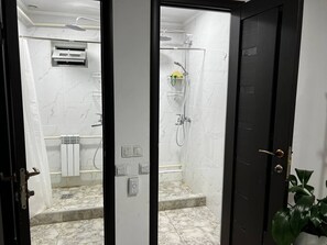 Douche, sèche-cheveux, serviettes fournies, savon