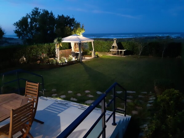 Outdoor dining - Nice ground floor apartment, three bedrooms on the first line, WIFI, large terrace and garden for private use! (Xeraco Playa)