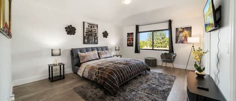 4 bedrooms, desk, iron/ironing board, travel crib