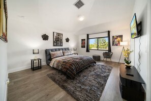 4 makuuhuonetta, työpöytä, silitysrauta/-lauta, vauvan matkasänky