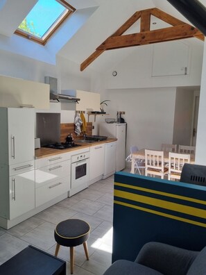 Réfrigérateur, micro-ondes, four, plaque de cuisson