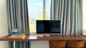 Kamar Quadruple Mewah, kamar mandi pribadi, pemandangan kota | Makan di kamar