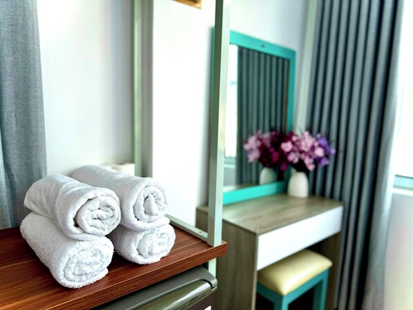 Chambre quadruple luxueuse, salle de bain privée, vue sur la ville | Repas dans la chambre
