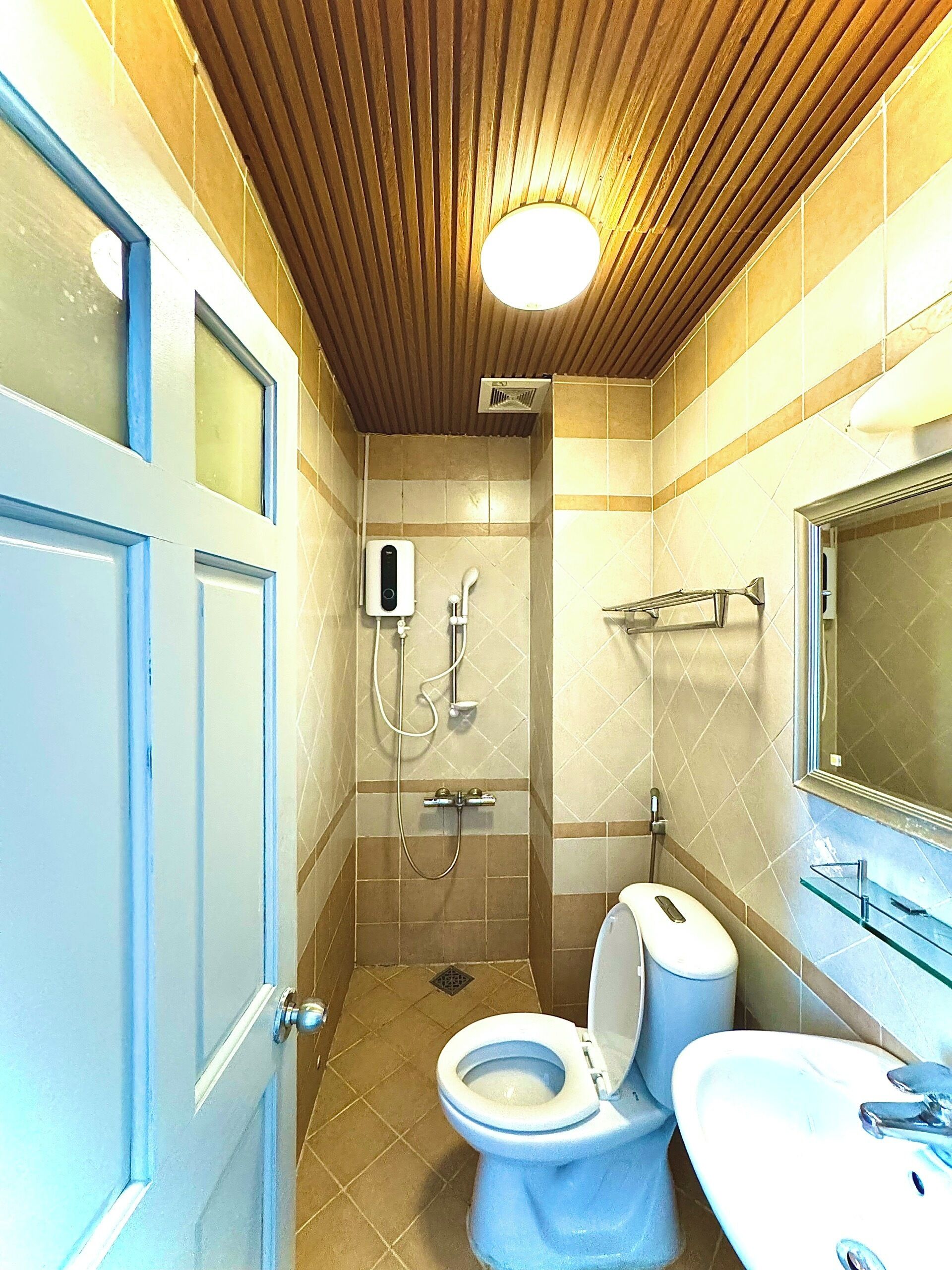 Chambre Quadruple Luxe, salle de bains privée, vue ville | Salle de bain | Douche, douche à « effet pluie », sèche-cheveux, serviettes fournies