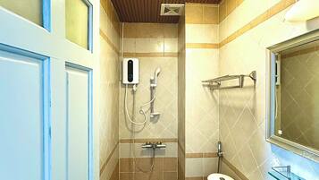 Chambre Quadruple Luxe, salle de bains privée, vue ville | Salle de bain | Douche, douche à « effet pluie », sèche-cheveux, serviettes fournies
