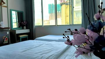 Kamar Quadruple Mewah, kamar mandi pribadi, pemandangan kota | Meja kerja, Wi-Fi gratis, dan seprai linen