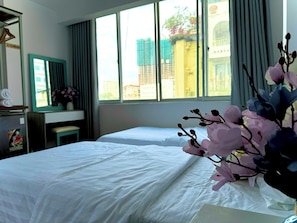 Desk, free WiFi, bed sheets - Huyen Home (Ho Chi Minh City)