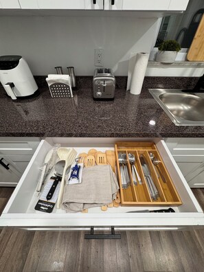 Frigorífico, microondas, horno y cafetera o tetera