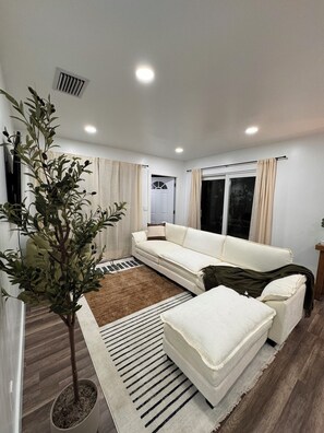 Smart TV, books - Charming 3-bedroom house in fantastic Port Charlotte ,8 minutes away from beach  (Port Charlotte)