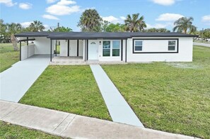 Exterior - Charming 3-bedroom house in fantastic Port Charlotte ,8 minutes away from beach  (Port Charlotte)