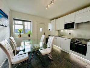 Appartement | Cuisine privée | Réfrigérateur, micro-ondes, four, plaque de cuisson
