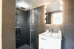 Dusche, Haartrockner, Handtücher, Seife
