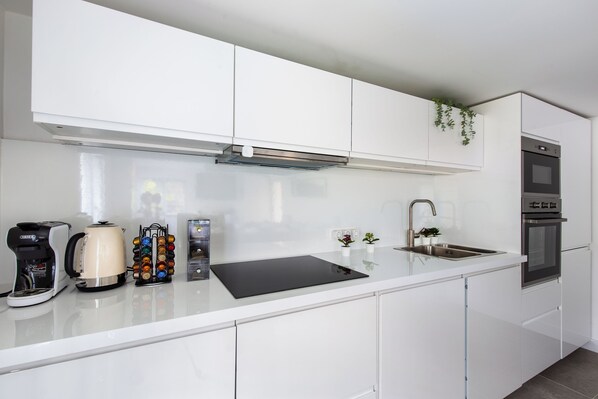 Mikrovågsugn, ugn, spishäll och diskmaskin