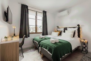 6 bedrooms, iron/ironing board, WiFi, bed sheets