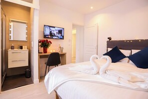 6 bedrooms, iron/ironing board, WiFi, bed sheets