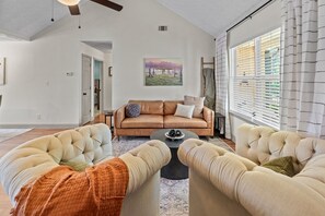 Smart-tv, eldstad, bordsfotboll och en stereo