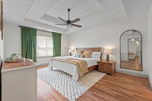 4 sovrum, skrivbord, strykjärn/strykbräda och resesäng