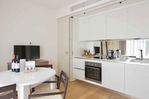 Fridge, oven, stovetop, coffee/tea maker