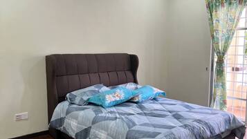 4 bedrooms, iron/ironing board, bed sheets