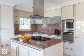 Fridge, microwave, oven, stovetop - Villa AMAR by Abahana Villas (Calp)