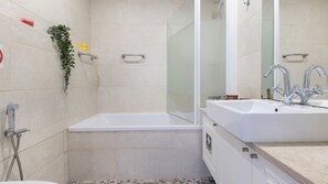 Secador de cabelo, toalhas de banho