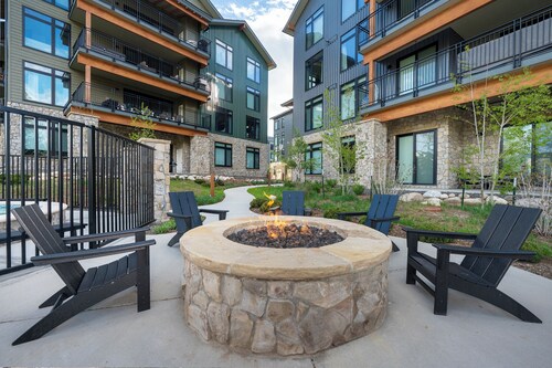 Cozy condo w/ patio views & hot tub