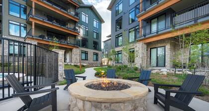 Cozy condo w/ patio views & hot tub