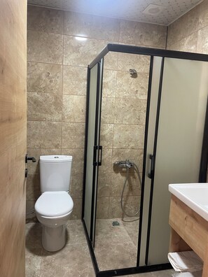 Habitación estándar doble de uso individual | Baño | Ducha, secador de pelo, toallas y jabón