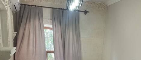 Bàn, khu vực làm việc phù hợp cho laptop, phòng cách âm