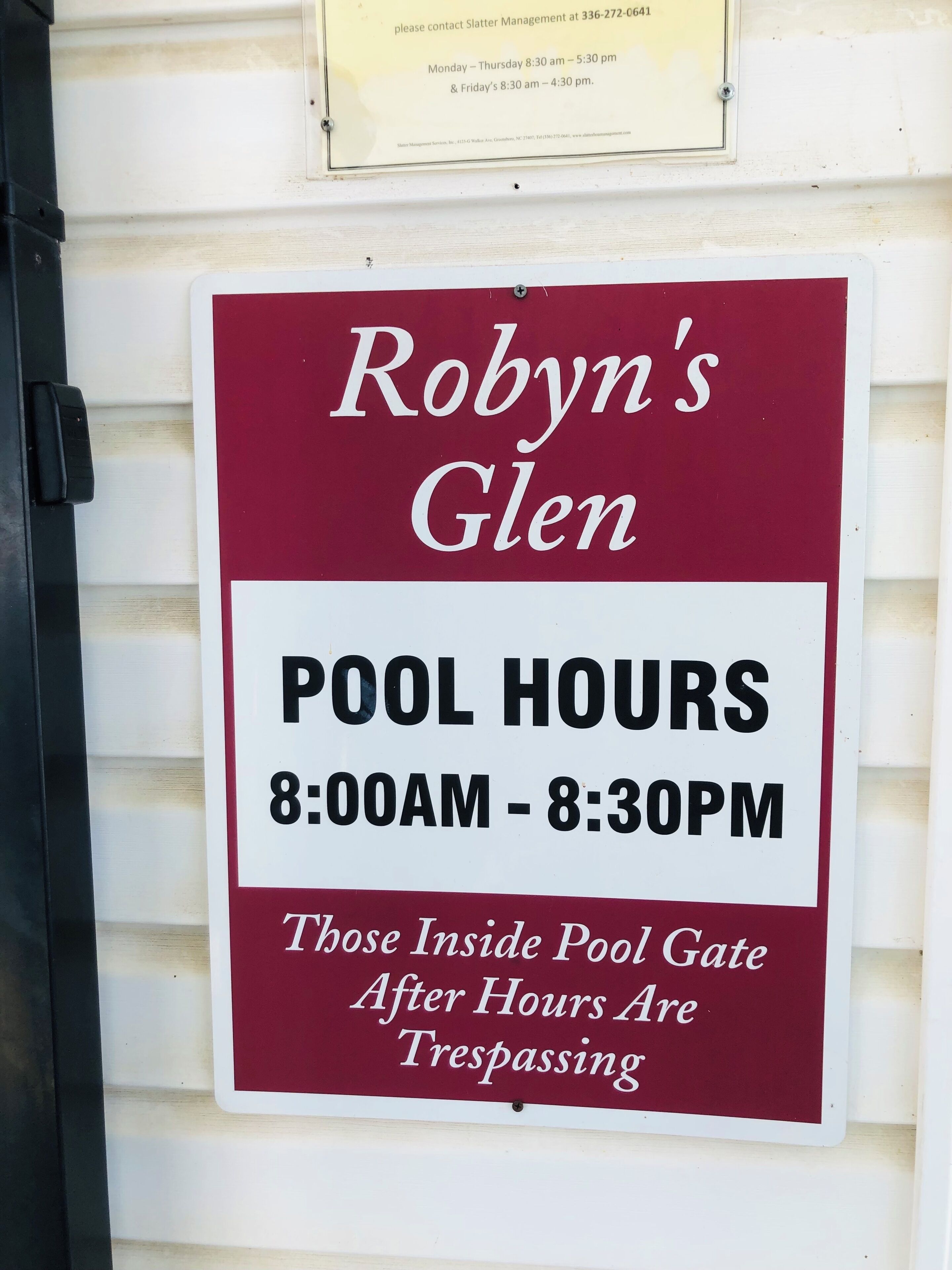 Skilt der angiver poolens åbningstider på Robyn's Glen fra kl. 8.00 til 20.30, med advarsel om, at adgang efter disse tidspunkter er uønsket.