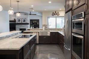 Réfrigérateur, micro-ondes, four, plaque de cuisson