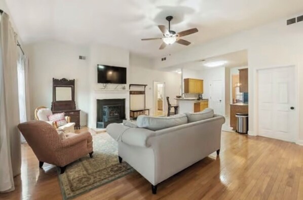 Living area - Charming 3-bedroom house with WiFi and AC in delightful McDonough (McDonough)