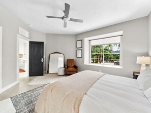 3 bedrooms, desk, iron/ironing board, travel cot - Pineapple House 15min to Siesta & Lido Key Beaches (Sarasota)
