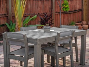 Outdoor dining - Pineapple House 15min to Siesta & Lido Key Beaches (Sarasota)
